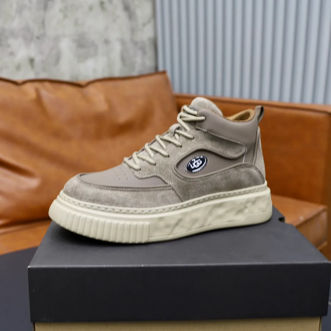 Ex-factory price: 620💰Thick wool imported from Australia Brand: UGG genuine purchase Size: 39-44 Grade: Official website 1:1 Material: First layer of genuine leather waterproof and antifreeze upper Real wool lining Original non-slip soft wear-resistant outsole Style category: Men's casual shoes Trendy style Comfortable on the feet Color: Official website color synchronization